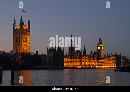 Chambres du Parlement nuit nuit Soir courts London Westminster Tamise Banque D'Images