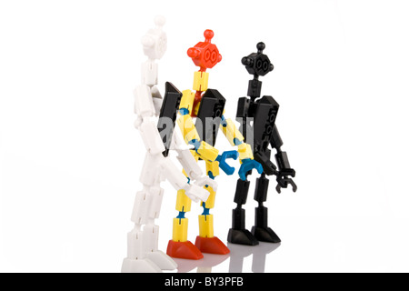 Trois briques jouets autochtones sur fond blanc Banque D'Images