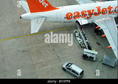 Les préposés aux bagages en soute de chargement à bord d'un aéronef - Gatwick, UK Banque D'Images