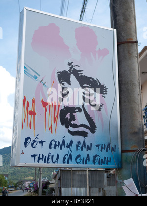 Dalat, Vietnam, affiche de propagande faisant appel aux gens de suivre la fin du le président Ho Chi Minh valeurs morales peut être vu dans tout le pays. Banque D'Images