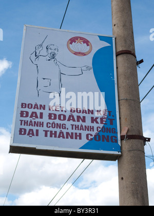 Dalat, Vietnam, affiche de propagande faisant appel aux gens de suivre la fin du le président Ho Chi Minh valeurs morales peut être vu dans tout le pays. Banque D'Images