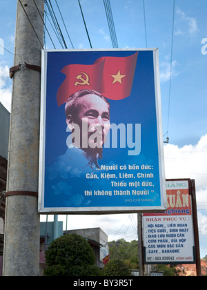 Dalat, Vietnam, affiche de propagande faisant appel aux gens de suivre la fin du le président Ho Chi Minh valeurs morales peut être vu dans tout le pays. Banque D'Images