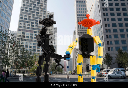 Poignée de gens briques jouet sur office building background Banque D'Images