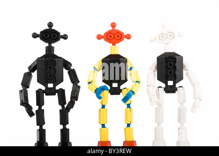 Trois briques jouets autochtones sur fond blanc Banque D'Images