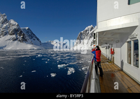 Sur un bateau de croisière touristique dans Lemaire chenal près de la péninsule Antarctique, l'Antarctique Banque D'Images