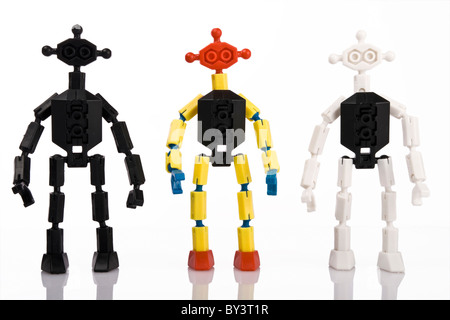 Trois briques jouets autochtones sur fond blanc Banque D'Images