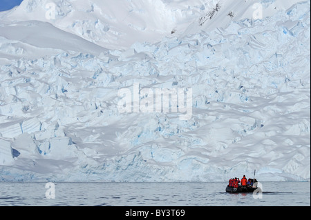 Les touristes dans un zodiac en face d'icebergs dans Paradise Bay, péninsule Antarctique, l'Antarctique Banque D'Images