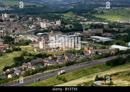 Voir d'Elland et Sowerby Bridge , West Yorkshire au Royaume-Uni du Ainley Top sur le M62 Banque D'Images