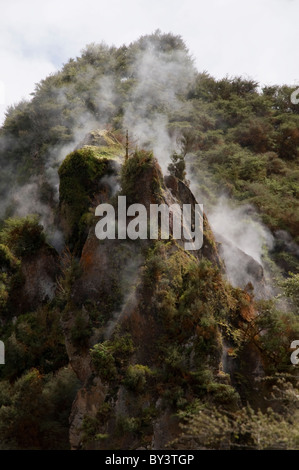 L'éruption du Mont Tarawera en juin 1886 crée le volcanisme qu'aujourd'hui attire les touristes à la vallée de Waimangu Banque D'Images