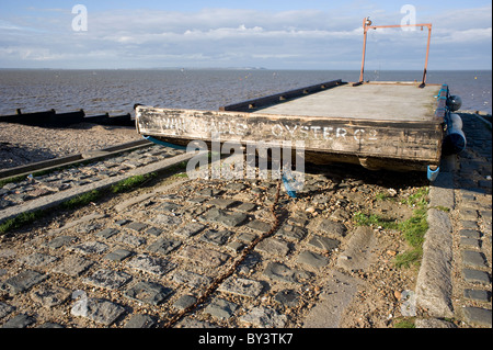 Traîneau d'huîtres sur slip way de halage Banque D'Images