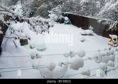 En regardant la ligne de lavage et le jardin arrière en profonde Neige de l'hiver, Décembre 2010 Banque D'Images