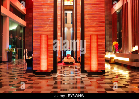 L'intérieur moderne du hall dans l'éclairage de nuit, Pattaya, Thaïlande Banque D'Images