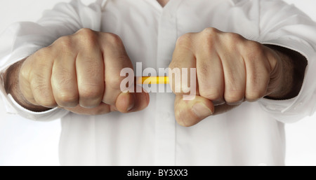 Close up detail du mans mains de crayon Banque D'Images