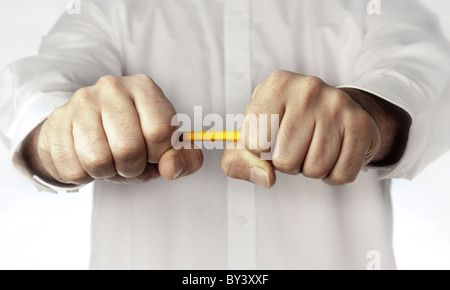 Close up detail du mans mains de crayon Banque D'Images