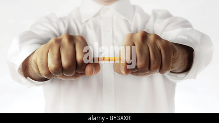 Close up detail du mans mains de crayon Banque D'Images