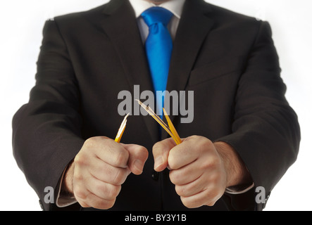 Close up detail du mans mains de crayon Banque D'Images