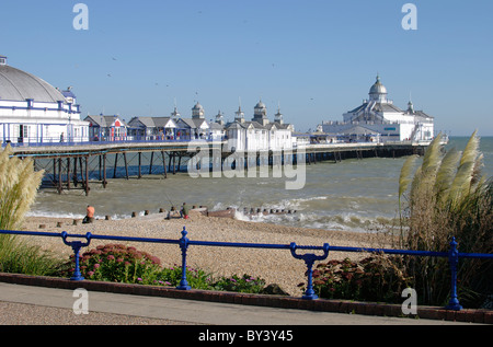 Pier et plage à Eastbourne. East Sussex. L'Angleterre Banque D'Images