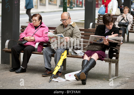 Une journée dans la vie d'une population vieillissante Vigo Espagne. personne âgée assise sur un banc Banque D'Images