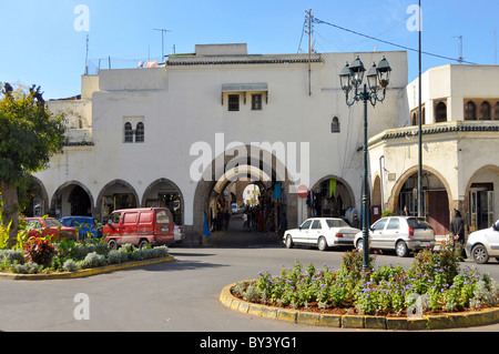 Centre-ville de Casablanca, rue étroite avec porche dans la ville Casablanca Innenstadt, Gasse dans Innens Torbogen mit der Banque D'Images