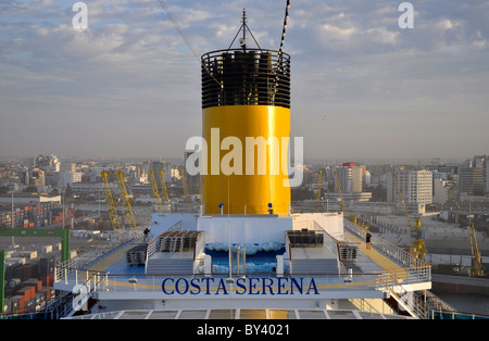 Sur le pont du navire de croisière Costa Serena, le port de Casablanca Maroc, Costa Serena bateau de croisière, la cheminée du navire, Banque D'Images