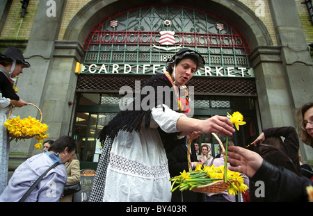 Welsh Ladies donnant des jonquilles à Cardiff sur le marché St David's Day. Banque D'Images