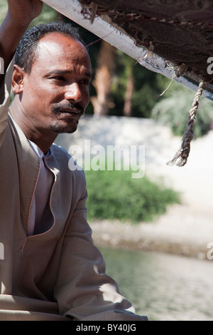 Capitaine d'une felouque le Nil au large de l'Île Kitchener, Assouan Egypte 7 Banque D'Images