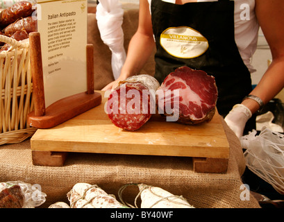 Décrochage du marché italien avec l'antipasto platter Banque D'Images