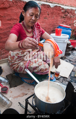 La préparation du vendeur de thé sucré Durbar Square à Katmandou, Népal Banque D'Images