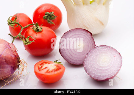 Couper et ensemble violet (rouge) l'oignon avec les tomates et le fenouil ampoules sur fond blanc Banque D'Images