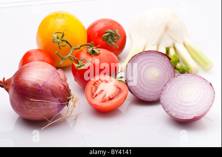 Couper et ensemble violet (rouge) l'oignon avec les tomates et le fenouil ampoules sur fond blanc Banque D'Images