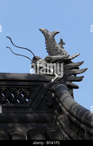 Dragon chinois sur le toit dans le Jardin Yuyuan. Shanghai Chine Banque D'Images