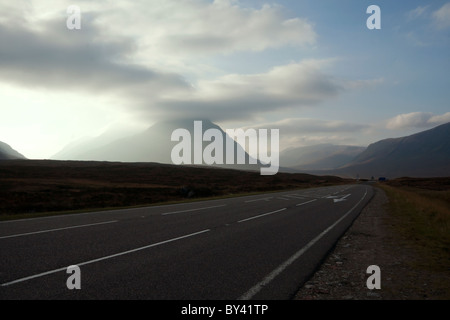 Une scène dramatique de l'A82 road dans les Highlands d'Écosse, en direction de Glen Coe. Banque D'Images