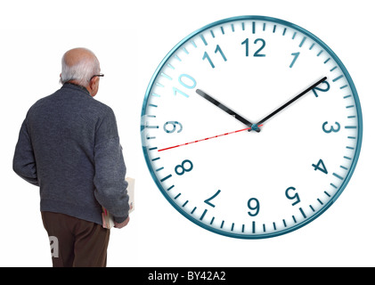 Vieil Homme et montre classique isolé sur fond blanc Banque D'Images