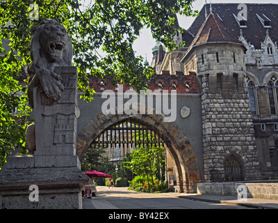 Entrée du château de Vajdahunyad dans City Park. Budapest, Hongrie Banque D'Images