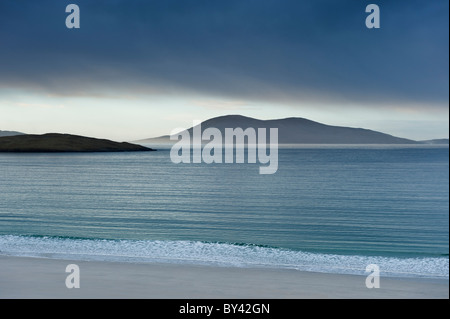 Vue sur mer calme Plage de Luskentyre, Isle of Harris, Hébrides extérieures, en Écosse Banque D'Images