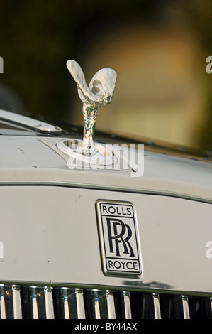 Une Rolls Royce Ghost voiture roulant à travers la campagne du Sussex de l'Ouest près de Goodwood Banque D'Images