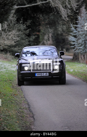 Une voiture fantôme Rolls Royce qui traverse la campagne du West Sussex près de Goodwood où ils ont une usine Banque D'Images