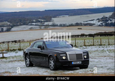 Une Rolls Royce Ghost voiture roulant à travers la campagne du Sussex de l'Ouest près de Goodwood Banque D'Images