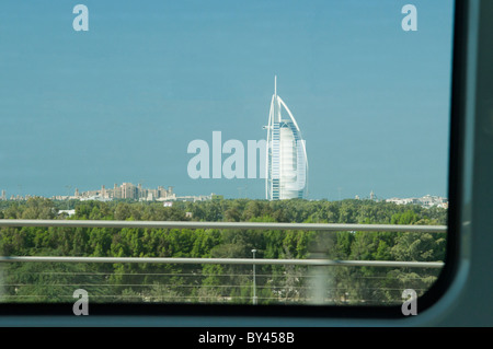 Hôtel Burj Al Arab vu depuis la fenêtre de la métro de Dubaï Banque D'Images