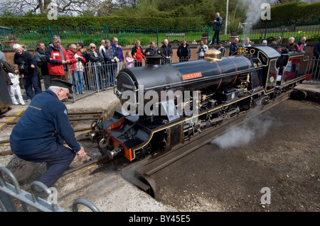 Le conducteur de 15 pouces de la locomotive à vapeur à voie étroite de l'indicateur "rivière Esk' utilise la couronne à Seascale à tourner son moteur tour Banque D'Images