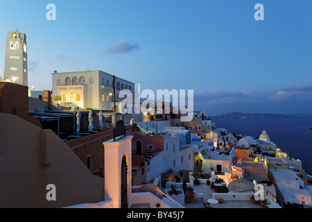 Lever du soleil sur les terrasses de Fira, Santorini, Cyclades, Grèce Banque D'Images