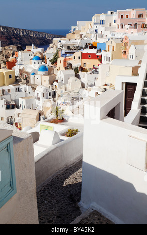 Avis sur les terrasses de Oia, Santorini, Cyclades, Grèce Banque D'Images