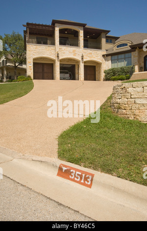 Grande maison dans quartier résidentiel subdivision d'Austin, Texas. Banque D'Images