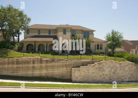 Grande maison dans quartier résidentiel subdivision d'Austin, Texas. Banque D'Images