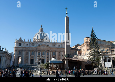 La place Saint Pierre dans la période de Noël en arrière-plan, la basilique du Vatican Rome Italie Banque D'Images