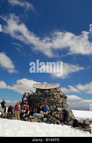 Abri météorologique sur le sommet du Ben Nevis sur une journée ensoleillée dans les Highlands écossais Banque D'Images