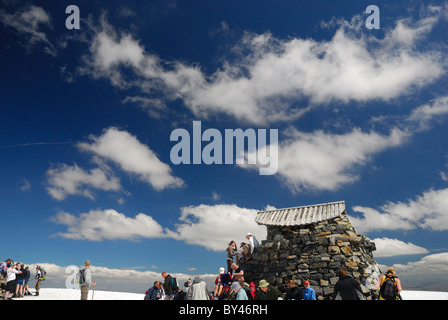 Abri météorologique sur le sommet du Ben Nevis sur une journée ensoleillée dans les Highlands écossais Banque D'Images