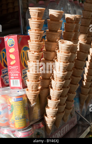 La crème glacée cônes vides gelato sur stall street Rome Italie Europe Banque D'Images