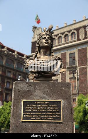 Statue du dernier empereur aztèque, Cuauhtemoc, Mexico, Plaza de la Constitucion, Mexico, Mexique Banque D'Images