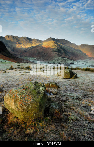 Frosty matin vue vers Bowfell et Crinkle Crags à Great Langdale dans le Lake District Banque D'Images